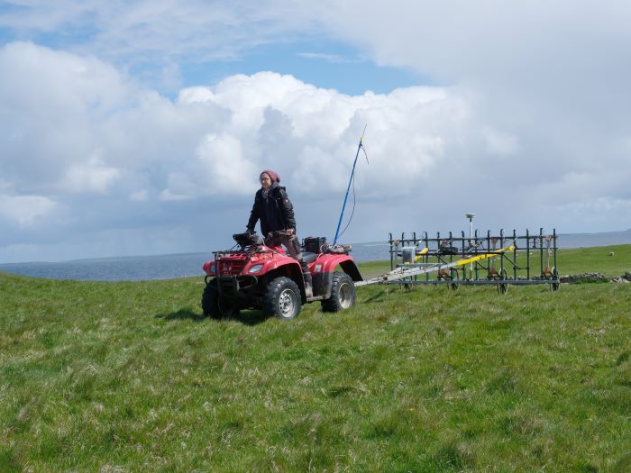 Magnetische Prospektion auf der Orkney-Insel Rousay. Das Messinstrument (14-Kanal Magnetometer SENSYS MAGNETO®-MX ARCH) wird hier von einem Quad über unebenes Gelände gezogen.