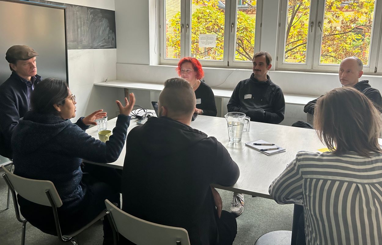 In rotierenden Kleingruppen wurden die fünf Themen an verschiedenen Tischen besprochen. Den Tisch Technische Aspekte leitete Anja Gerber. Momentaufnahme während des Regionaltreffens: Abgebildet sind Teilnehmende des Barcamps während der Arbeit in Kleingruppen an den Thementischen.