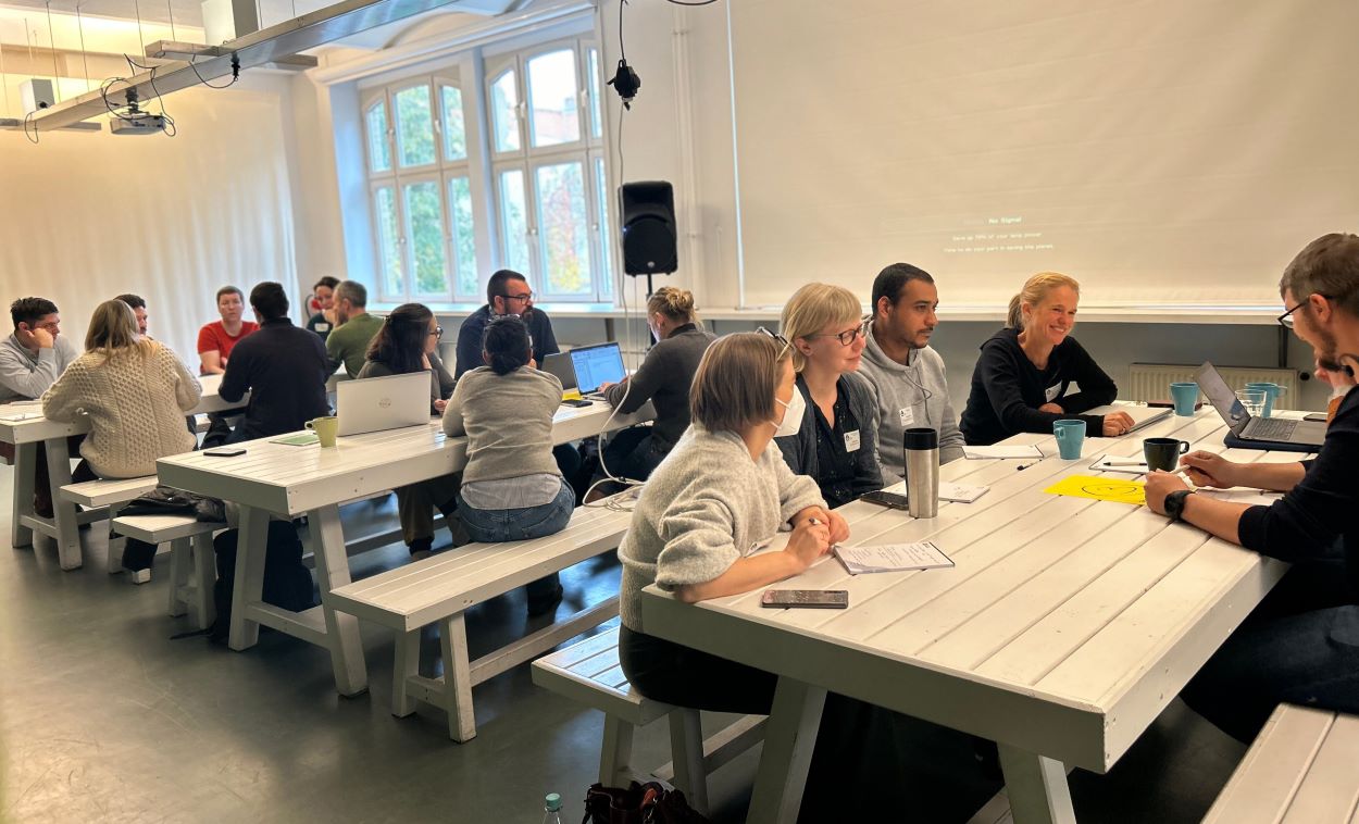 Intensiv wurden die fünf verschiedenen Themen in Kleingruppen an den Thementischen diskutiert. Momentaufnahme während des Regionaltreffens: Abgebildet sind Teilnehmende des Barcamps an mehreren Diskussionstischen.