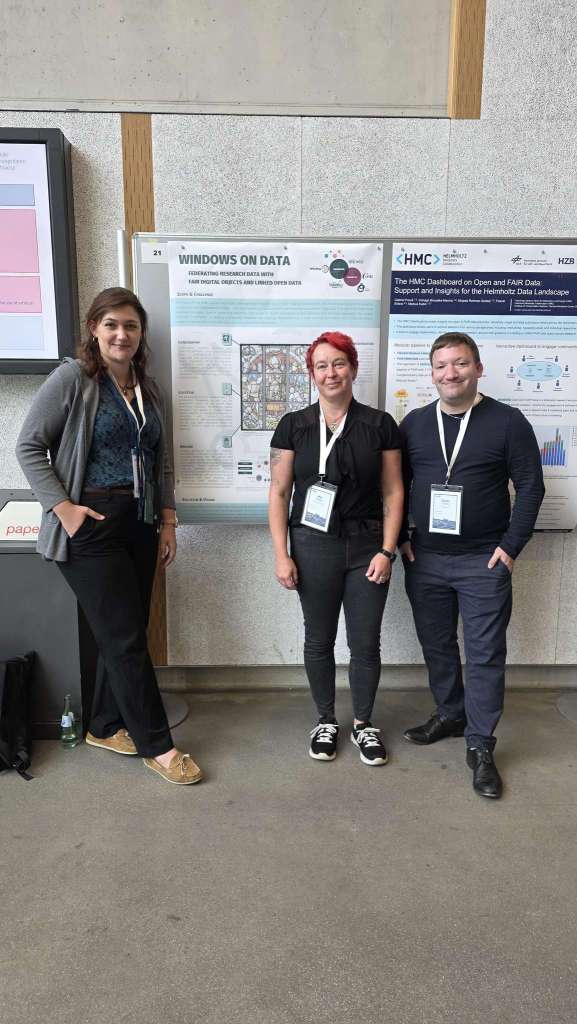 Das N4O Team vor ihrem Poster zu \"Windows on Data\" in Aachen, Foto: Sarah Ondraszek Das N4O Team vor ihrem Poster zu "Windows on Data" in Aachen, Foto: Sarah Ondraszek