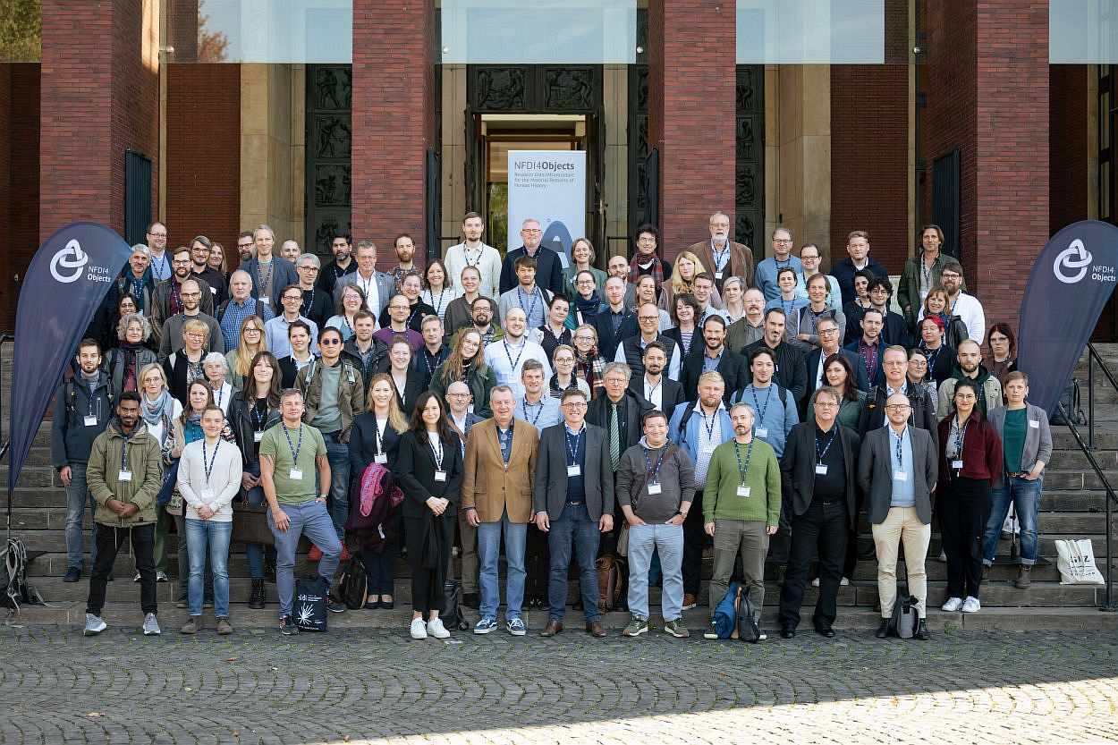 Gruppenbild vor dem Deutschen Bergbaumuseum © Fliegender Fotograf 01.10.2025 Gruppenbild vor dem Deutschen Bergbaumuseum © Fliegender Fotograf 01.10.2025