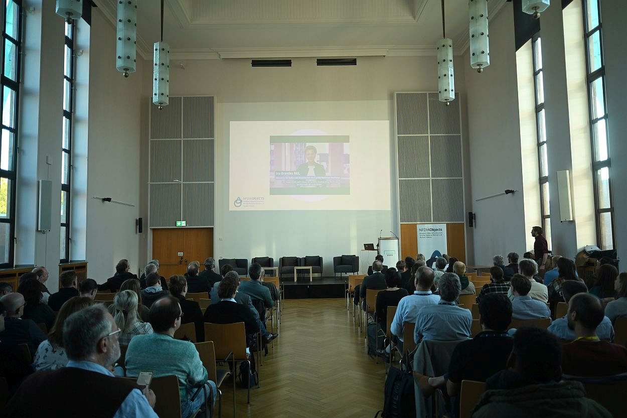Videobotschaft durch Ina Brandes (MdL) © Fliegender Fotograf 01.10.2025 Videobotschaft durch Ina Brandes (MdL) © Fliegender Fotograf 01.10.2025
