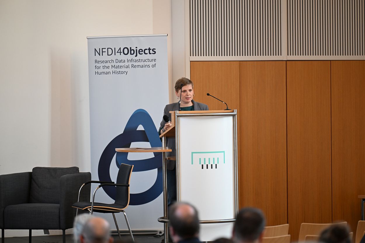 Christin Keller, Geschäftsführung von NFDI4Objects leitet die General Assembly © Fliegender Fotograf 02.10.2025 Christin Keller, Geschäftsführung von NFDI4Objects leitet die General Assembly © Fliegender Fotograf 02.10.2025