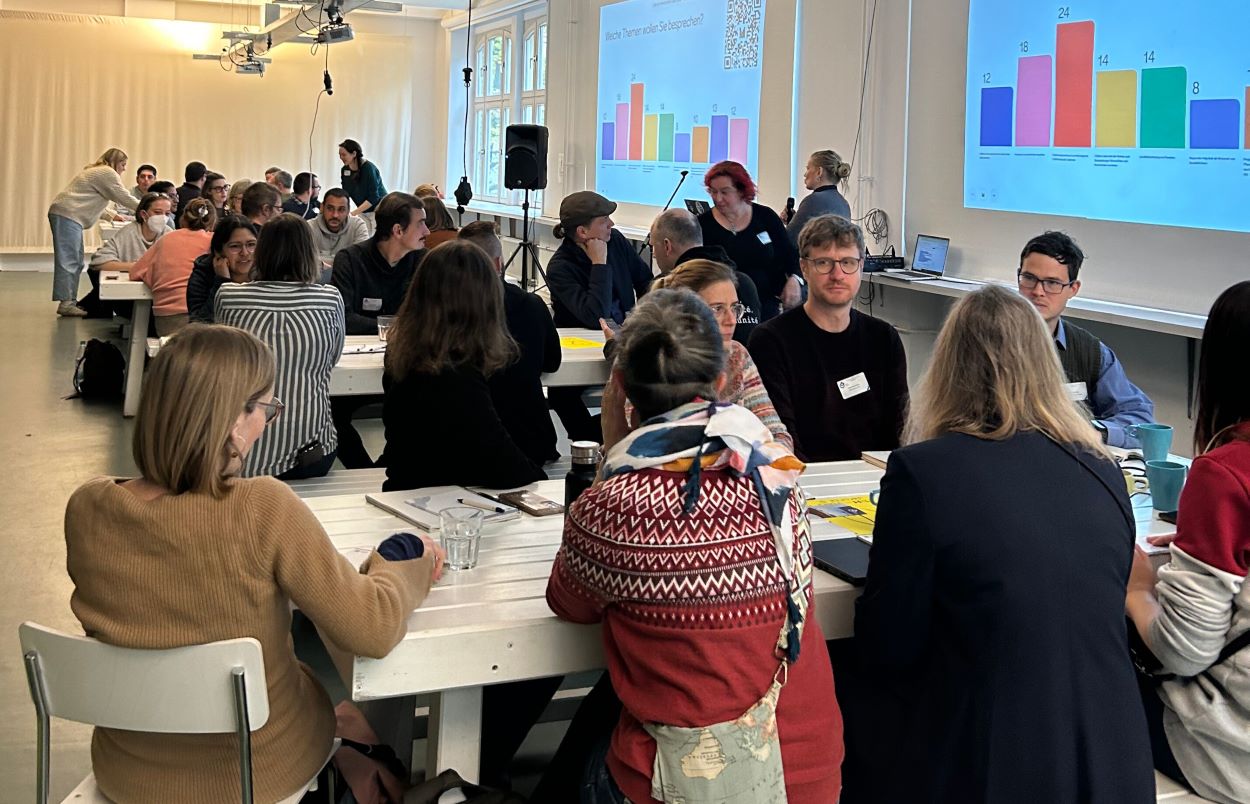 Zu Beginn des Barcamps gab es einen Einblick in die Arbeit von NFDI4Objects durch Christin Keller. Momentaufnahme während des Regionaltreffens: Abgebildet sind Teilnehmende des Barcamps während des einführenden Vortrags von Christin Keller.