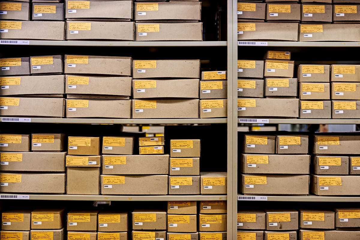 Gestapelte Fundkisten. Gestapelte Fundkisten.