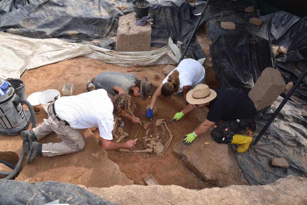 Grabungsmitarbeitende bei der Freilegung eines Befunds. Grabungsmitarbeitende bei der Freilegung eines Befunds.