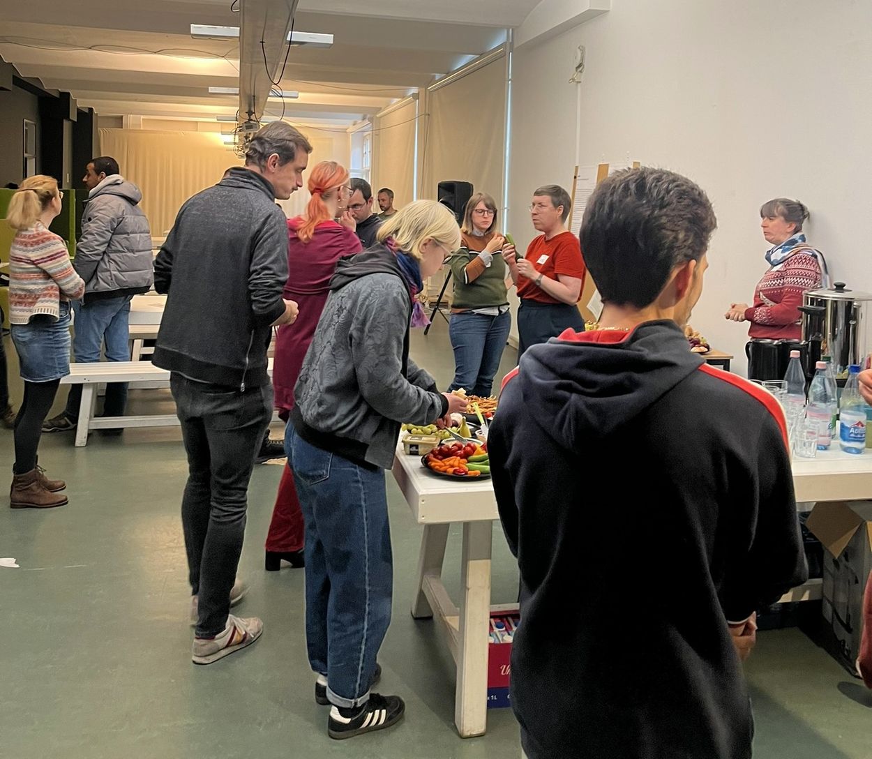 Zur Mittagspause wurden gesunde, herzhafte und süße Snacks gereicht. Momentaufnahme während des Regionaltreffens: Abgebildet sind Teilnehmende des Barcamps während der Mittagspause.