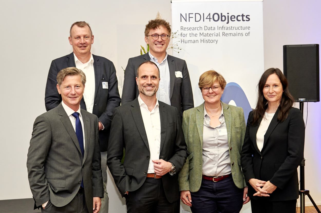 Kai-Christian Bruhn (stellvertretender Sprecher NFDI4Objects), Philipp von Rummel (Sprecher NFDI4Objects), Torsten Fischer (Administrativer Direktor LEIZA), Clemens Hoch (Minister für Wissenschaft und Gesundheit, RLP), Barbara Ebert (GFBio e.V.), Alexandra  Busch (Generaldirektorin LEIZA) während der Abendveranstaltung