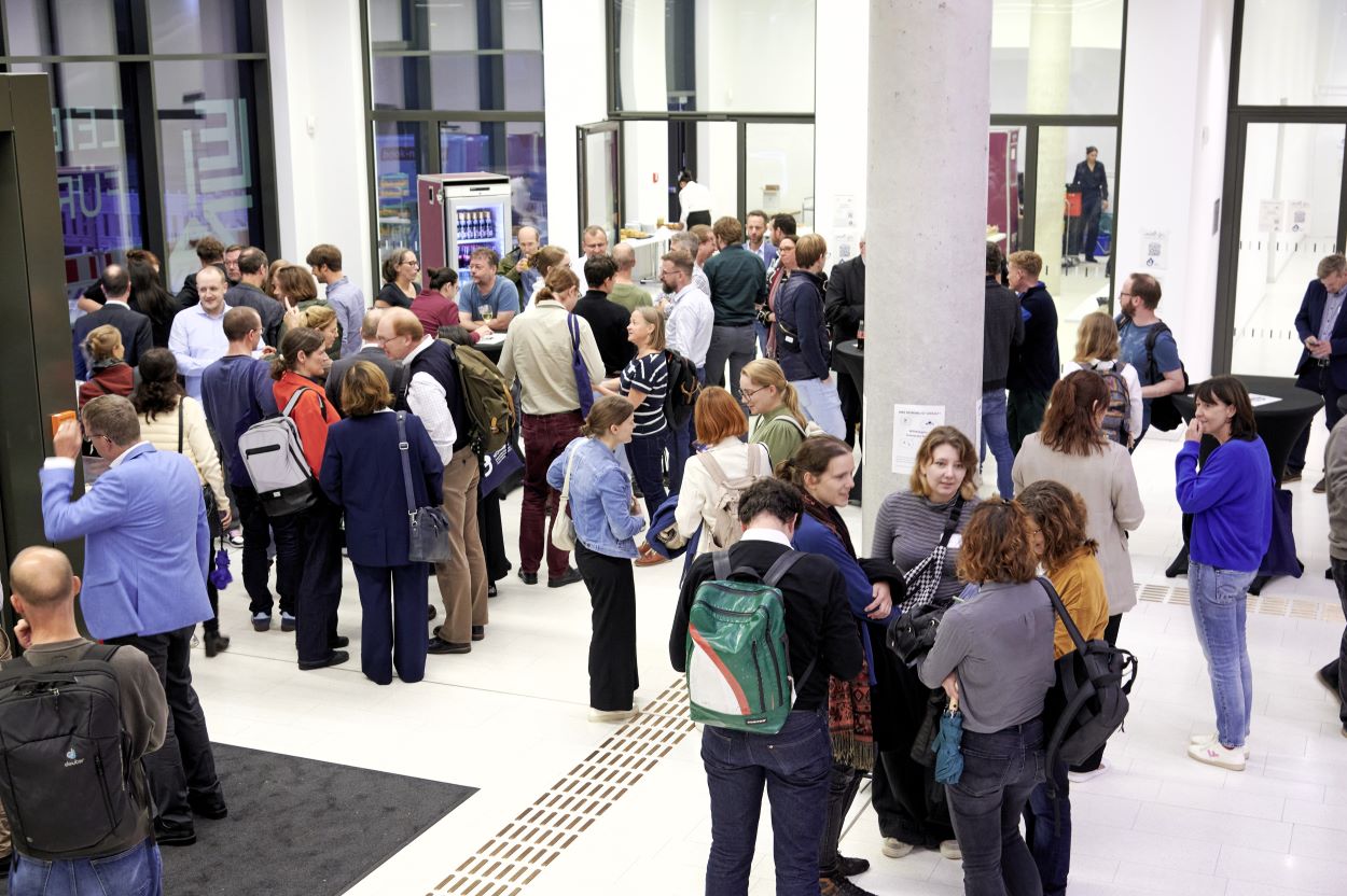 Das Publikum genießt Speis und Trank im Foyer des LEIZA und lässt den Tag gelassen ausklingen.