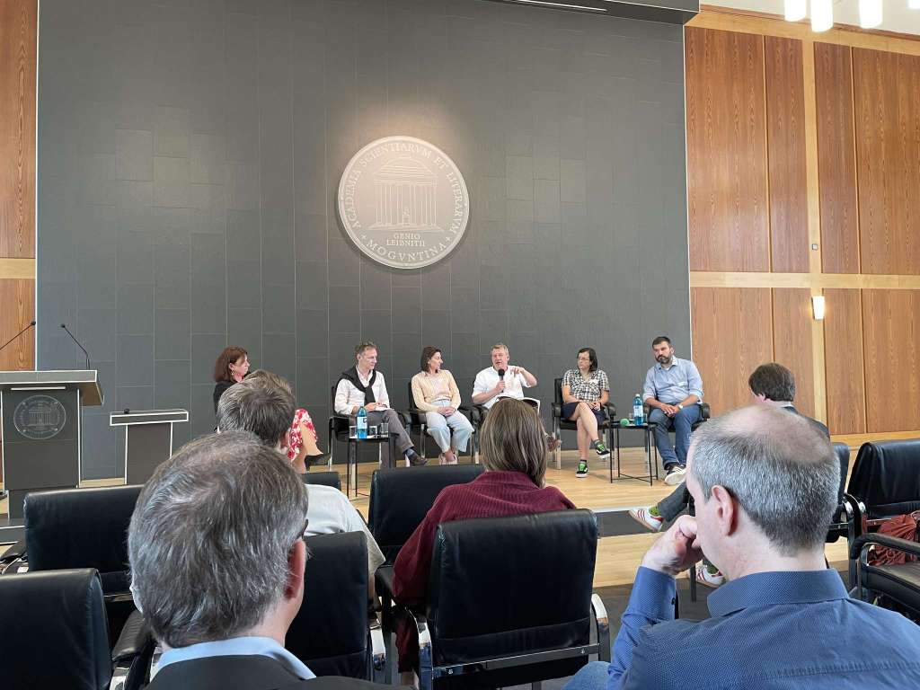 Podiumsdiskussion zur Eröffnung der FDM-Thementage Rheinland-Pfalz 2025. Foto: Sandra Schröer-Spang Podiumsdiskussion zur Eröffnung der FDM-Thementage Rheinland-Pfalz 2025.